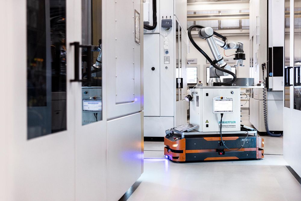 Autonomous_Robot_between_vertical_grinders
