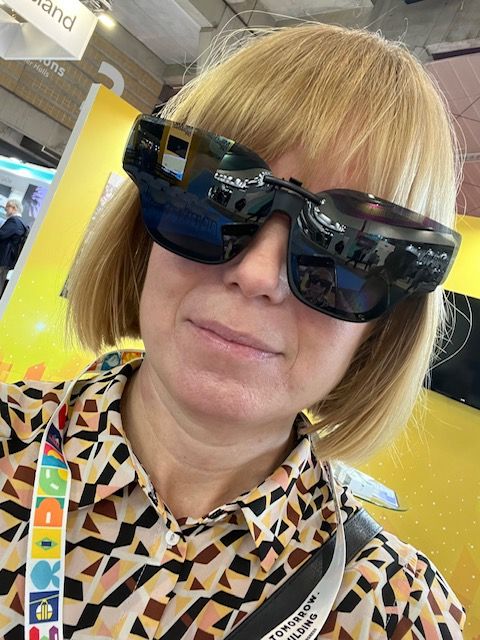 Anna Bondesson testar smarta glasögon.