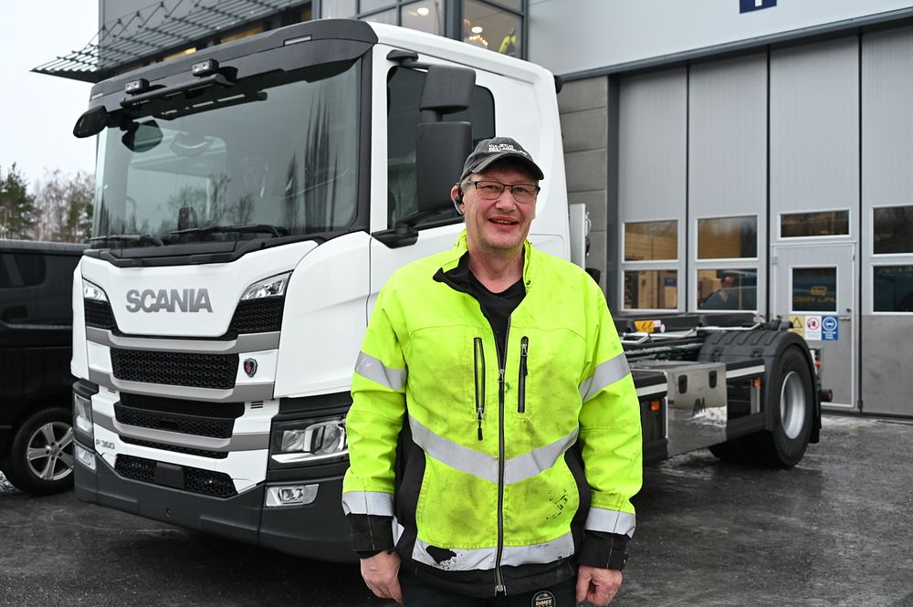 Esa Lagerlundin takana näkyvä Scania lähtee kuljettamaan roskia, joiden lisäksi Lagerlund tunnetaan ”pulla-autoistaan”, joilla liikkuu muun muassa Porin Leivän tuotteita.