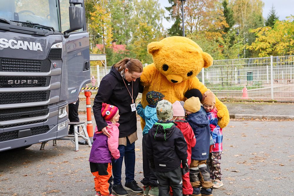 Kummien Teemu-nalle sai osakseen monta halausta.