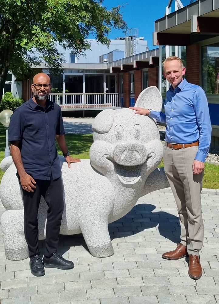 Ragudas Sangaran, Technical Manager i SPF-Danmark (tv.), og Claus Sommerfeldt, salgskonsulent i Stiholt Erhvervsbiler (th.), foran hovedkontoret i Horsens.