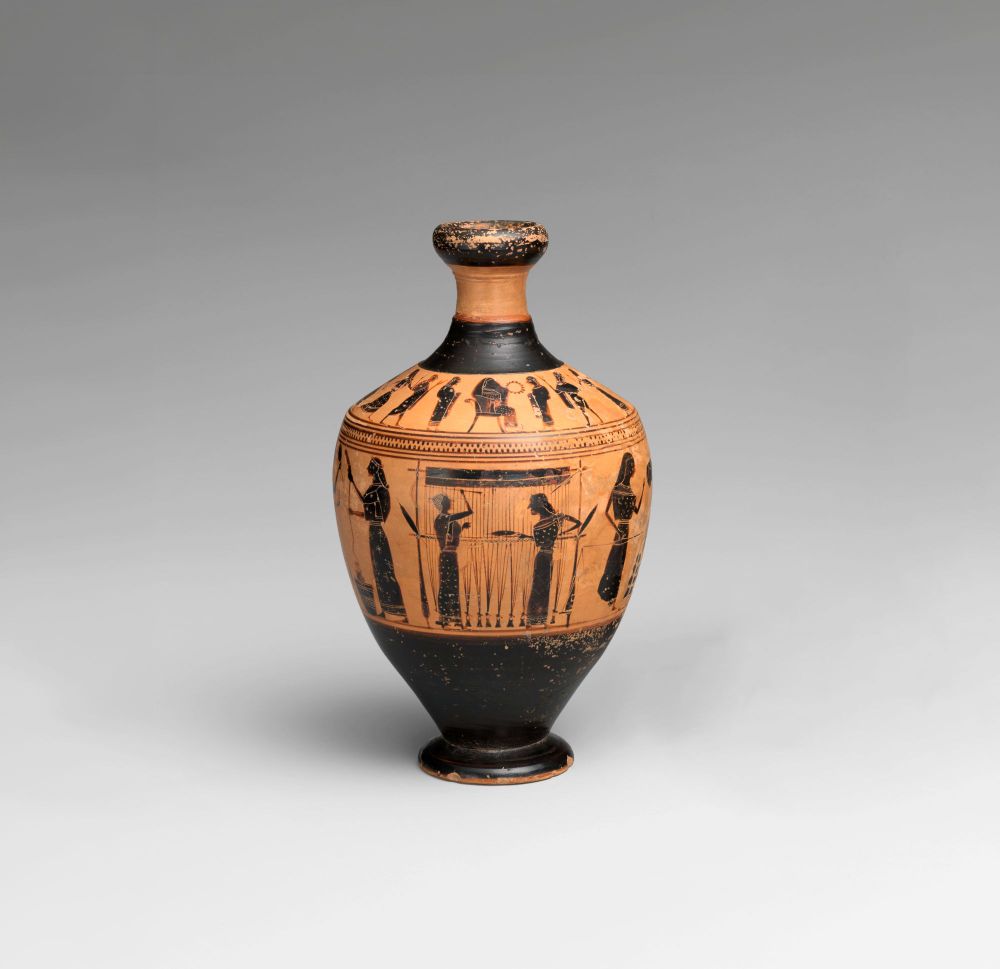 Oljeflaska (Lekythos), 550–530 f Kr, tillskriven Amasis-målaren. Svart-figurig terracotta, med motiv av kvinnor i arbete med ullberedning, spinning och vävning på varptyngd vävstol. Inlån från The Metropolitan Museum of Art. Foto: The Metropolitan Museum of Art.