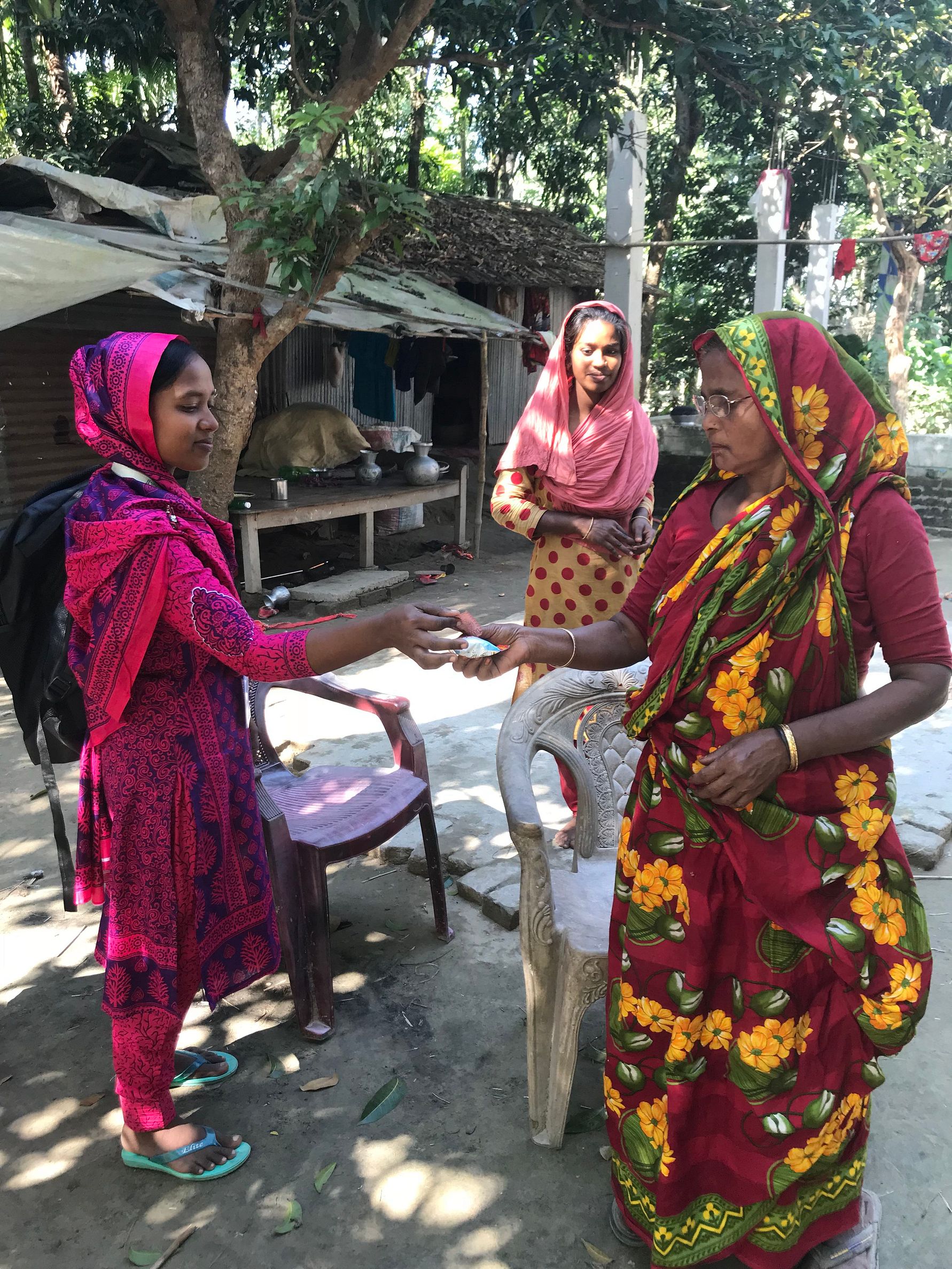 Starke Frauen auf Fahrrädern sorgen mit Arla Dano Daily Pushti für bessere Ernährung in Bangladesch