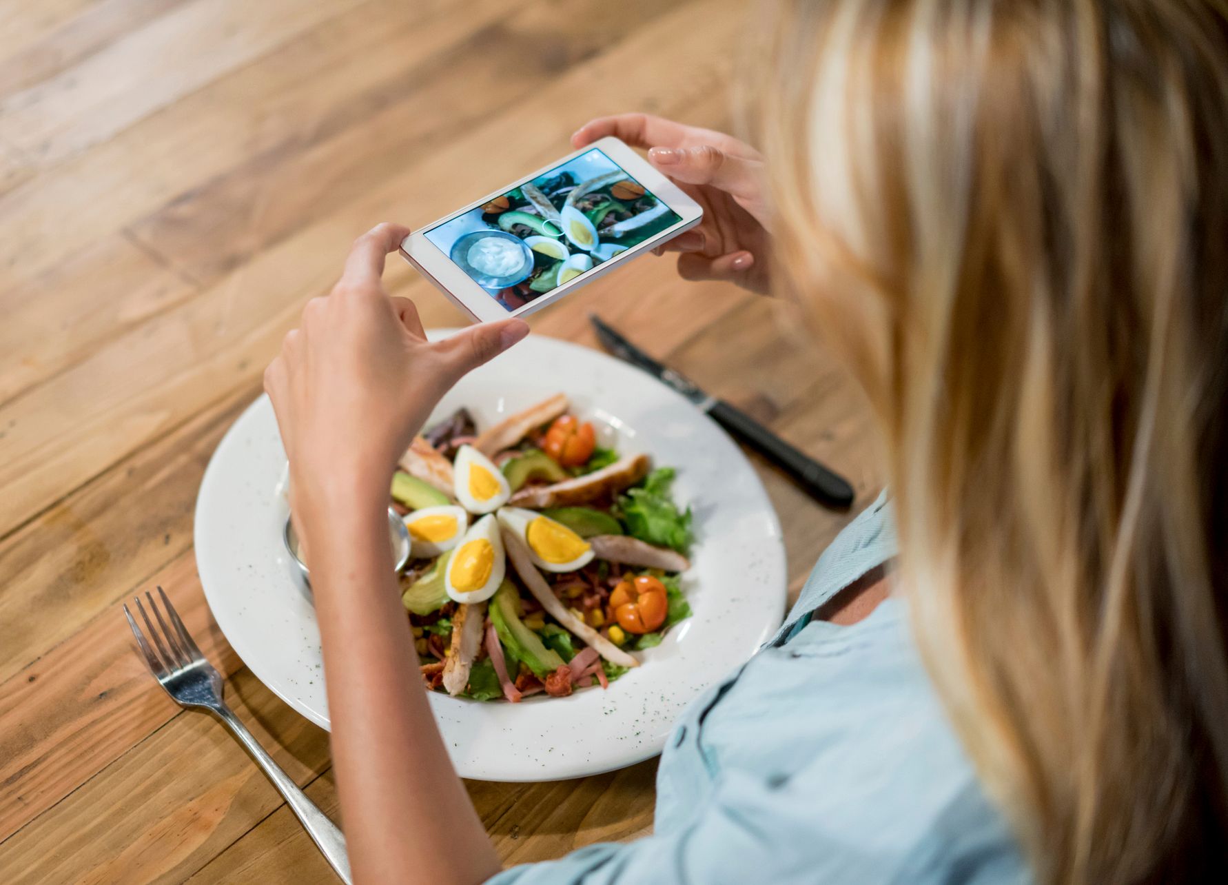 Hver tredje kvinde deler madbilleder på sociale medier