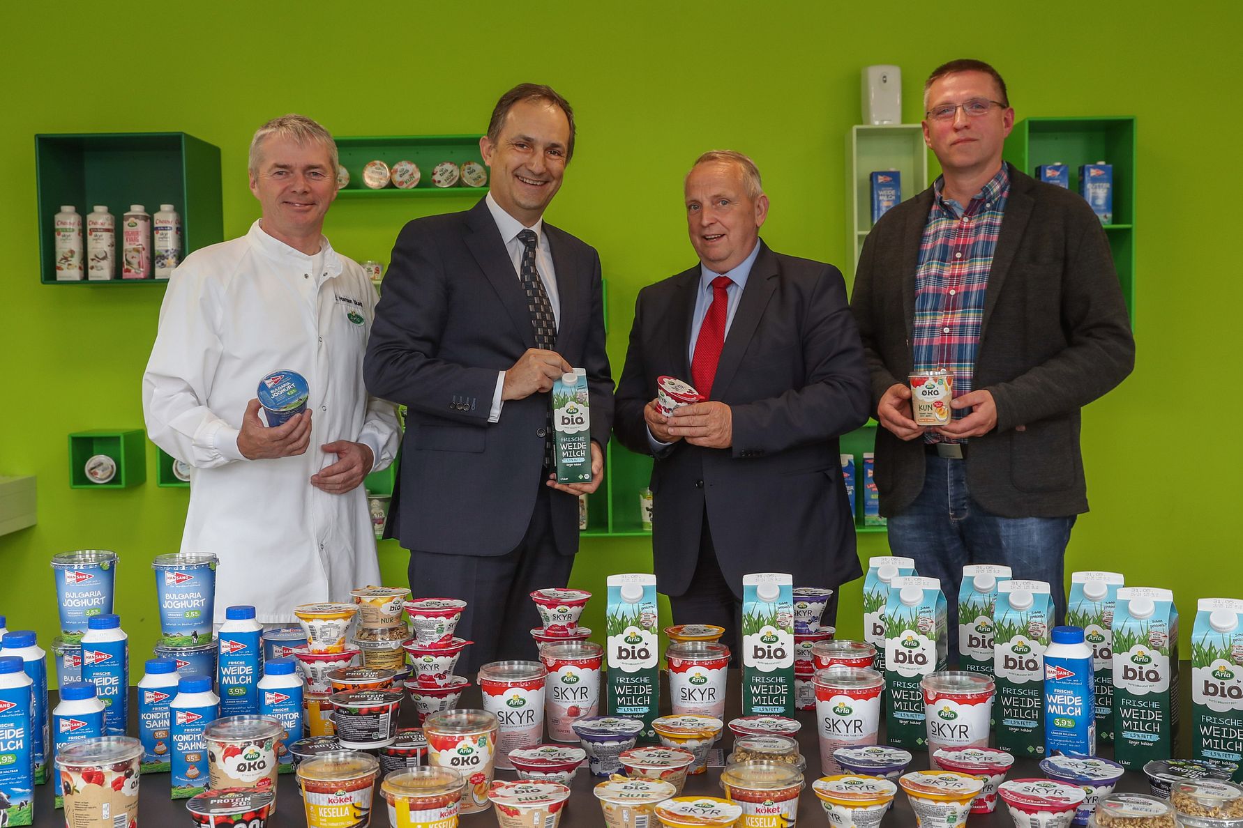 Innovative Milchprodukte aus der Region: Landwirtschaftsminister Backhaus besucht Arla Werk in Upahl